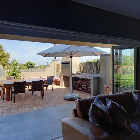Modern Spacious Home In Heart Of Cape Winelands Somerset West Exterior foto