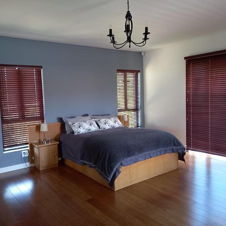 Modern Spacious Home In Heart Of Cape Winelands Somerset West Exterior foto